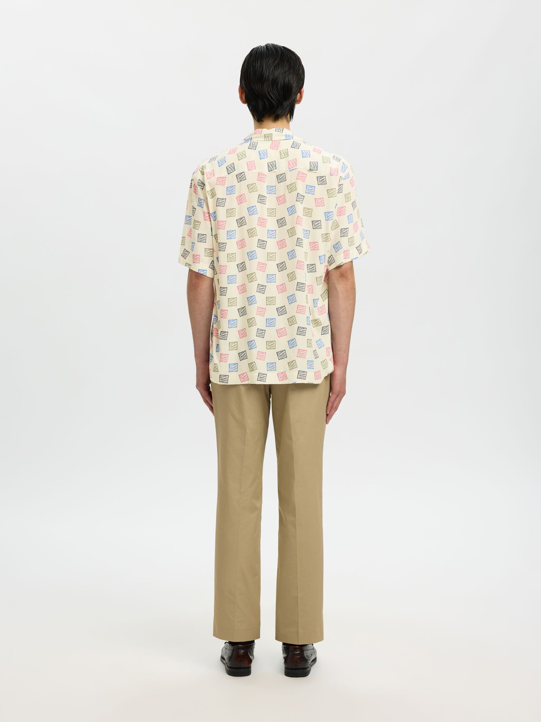 CORTE RELAJADO CAMISA DE MANGA CORTA