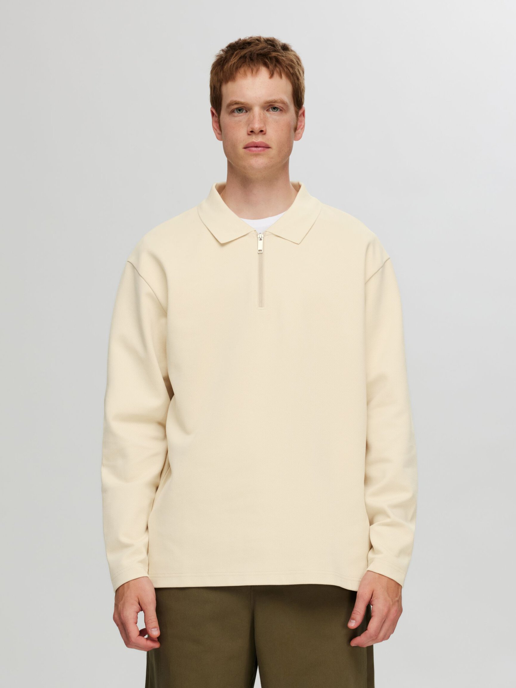 LONG SLEEVED ZIPPED SWEATSHIRT