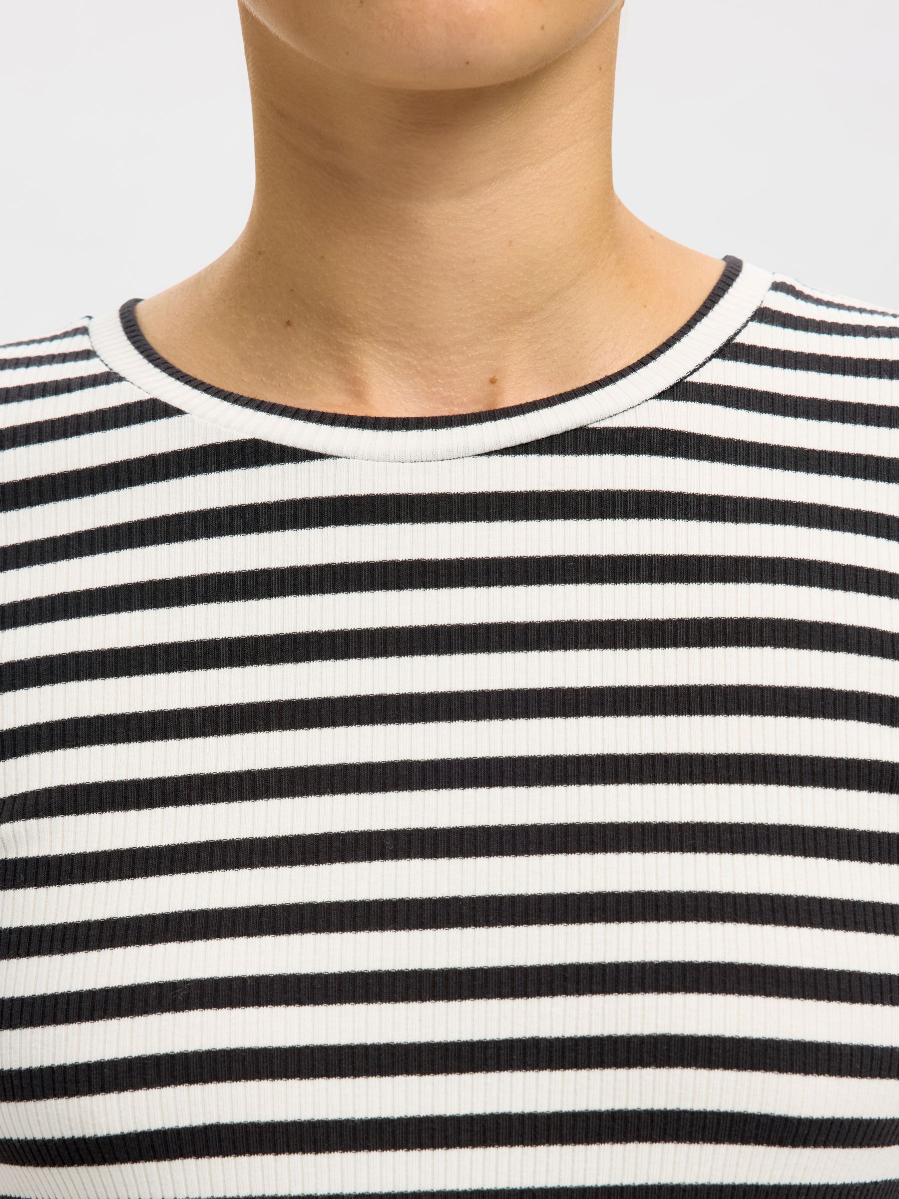 STRIPED LONG-SLEEVED T-SHIRT
