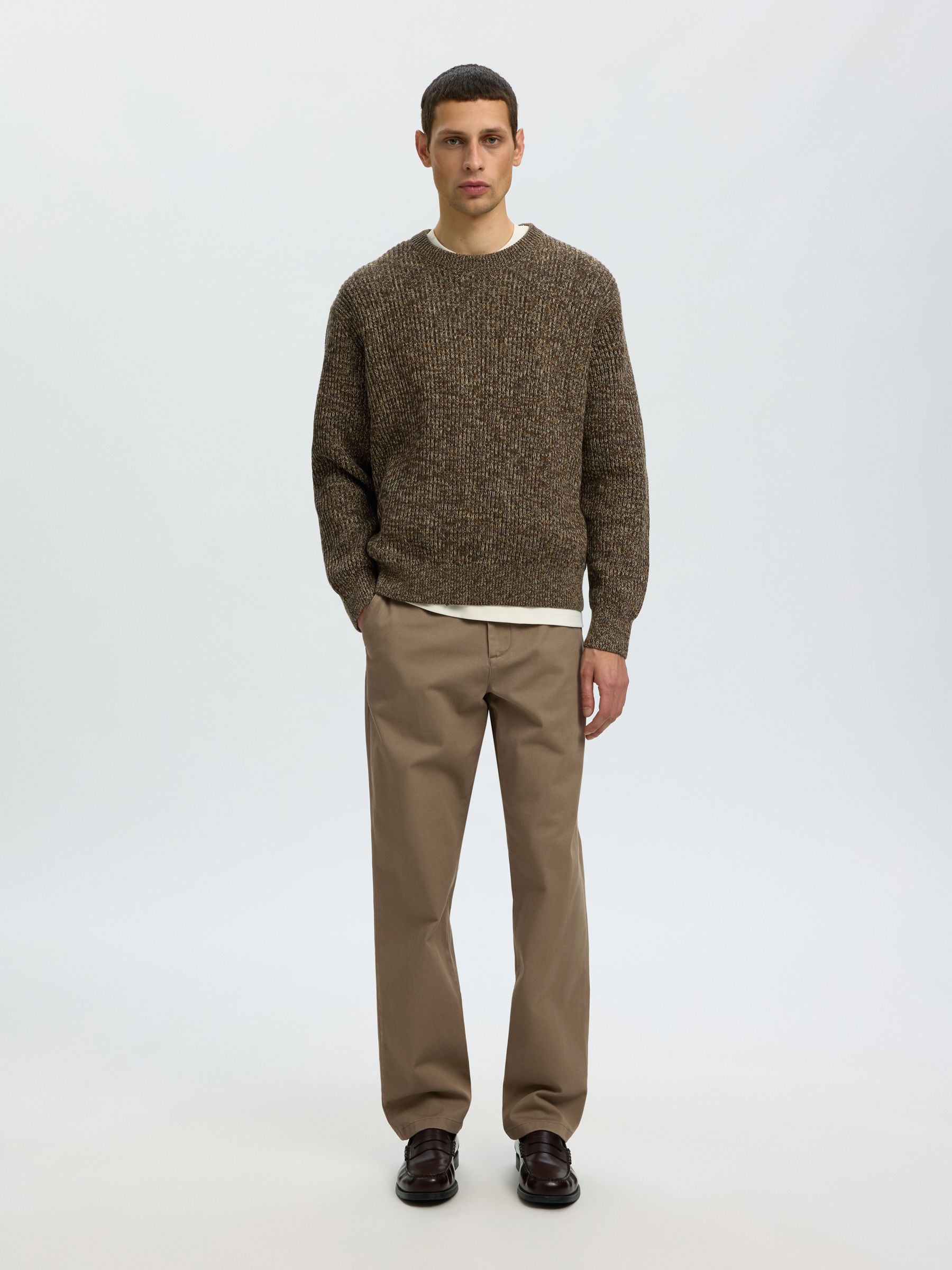 STRAIGHT FIT CHINOS