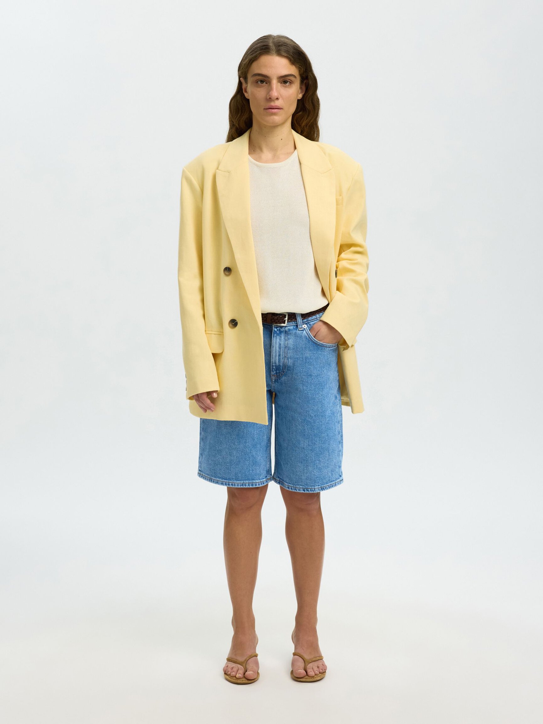 LIGHT WASH DENIM SHORTS