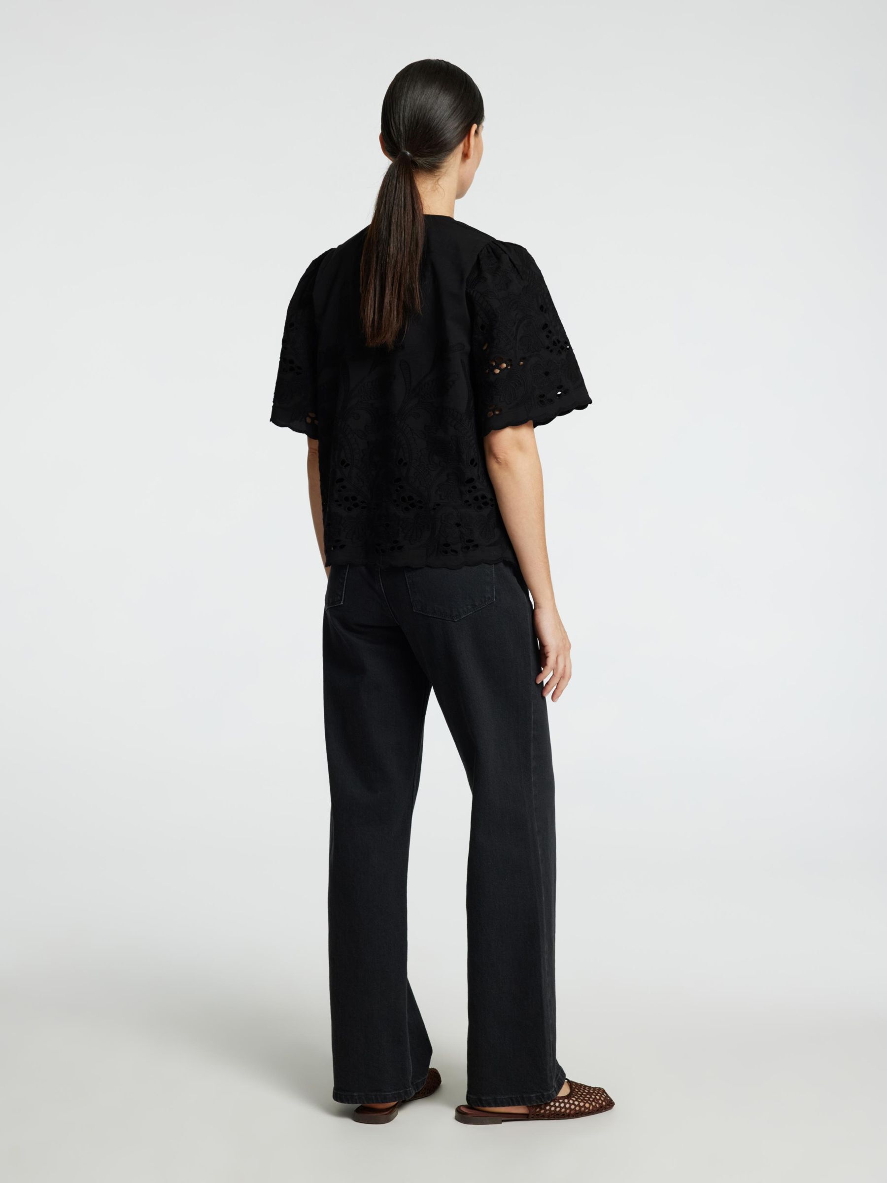 EMBROIDERED SHORT SLEEVED SHIRT
