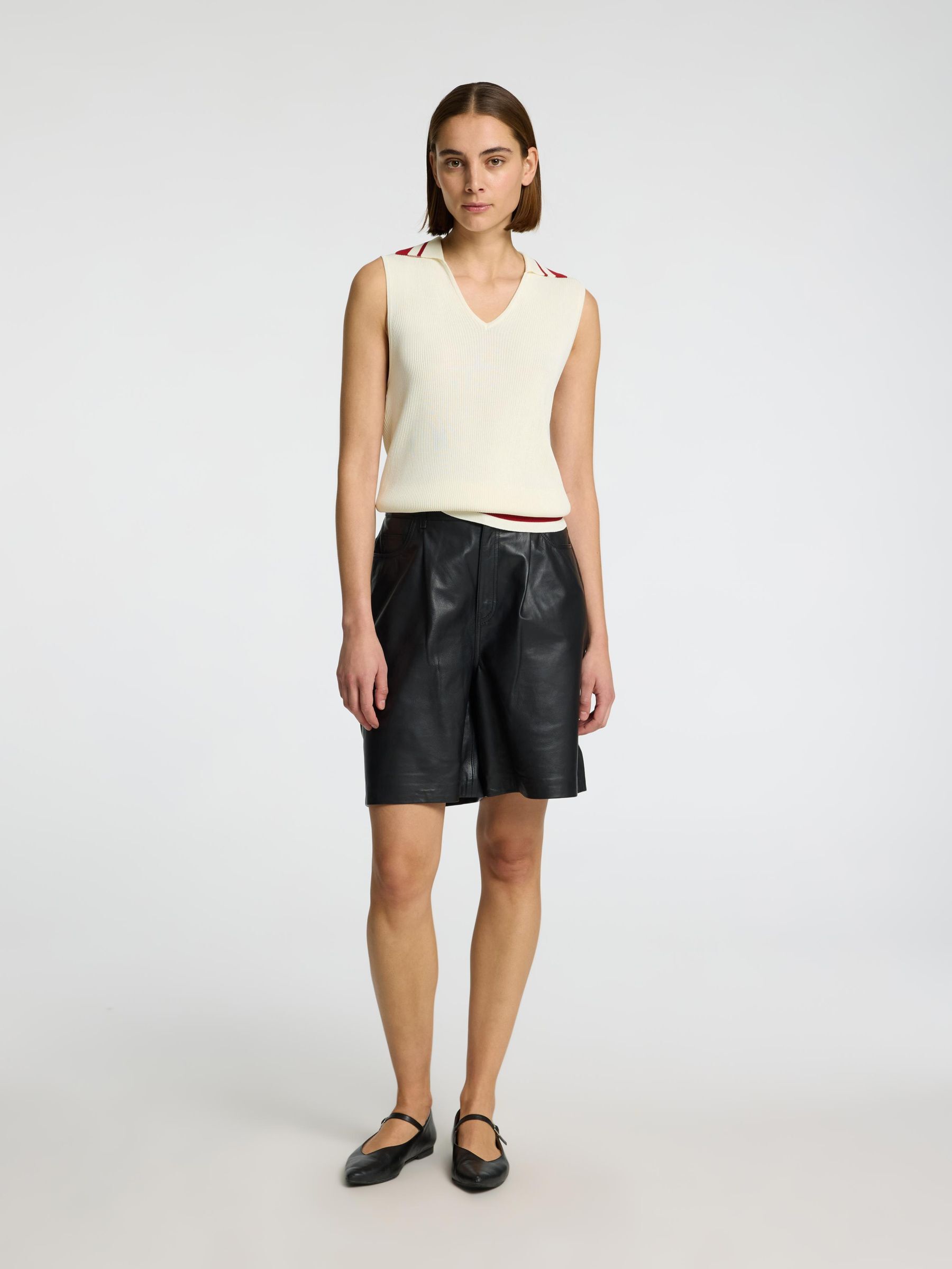 V-NECK SLEEVELESS TOP