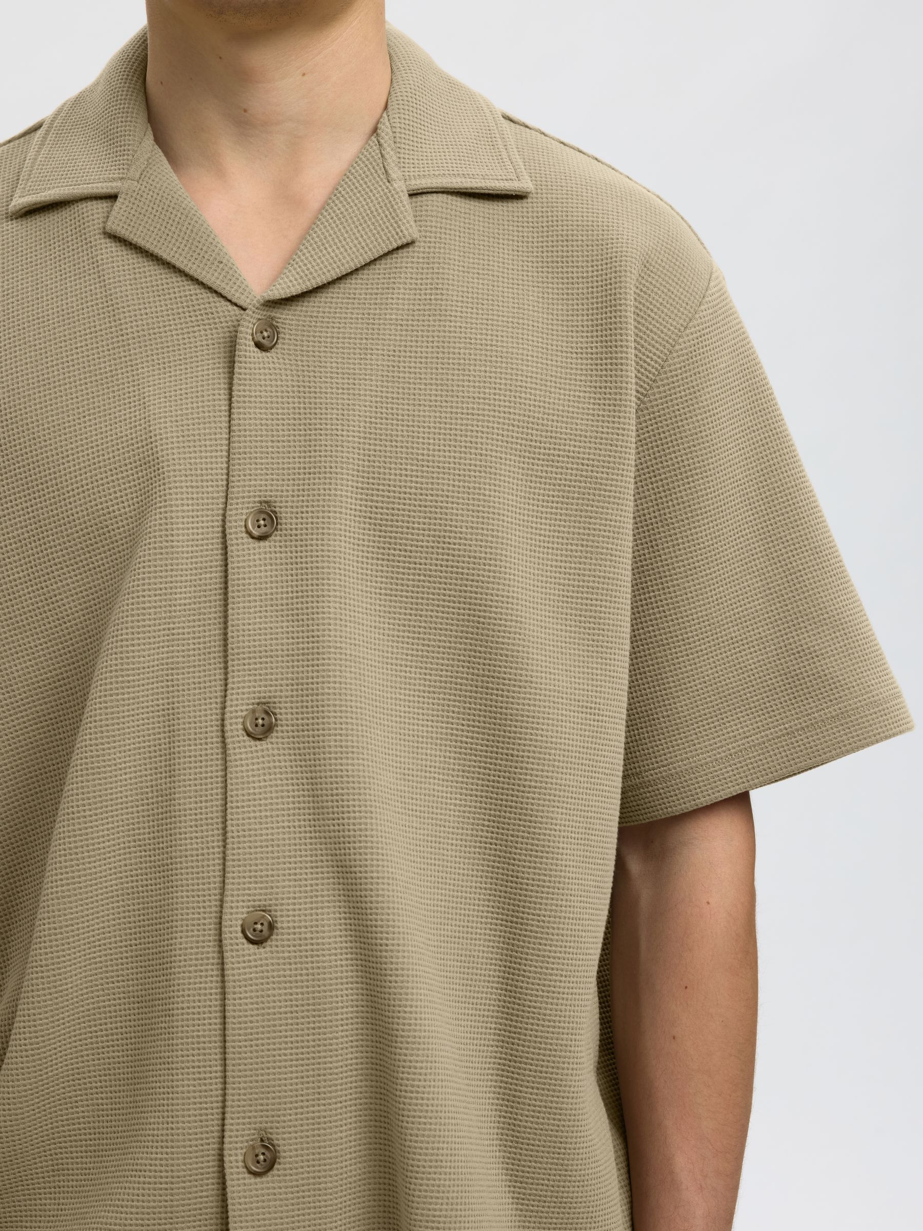 AVSLAPPNAD PASSFORM ÖVERSKJORTA