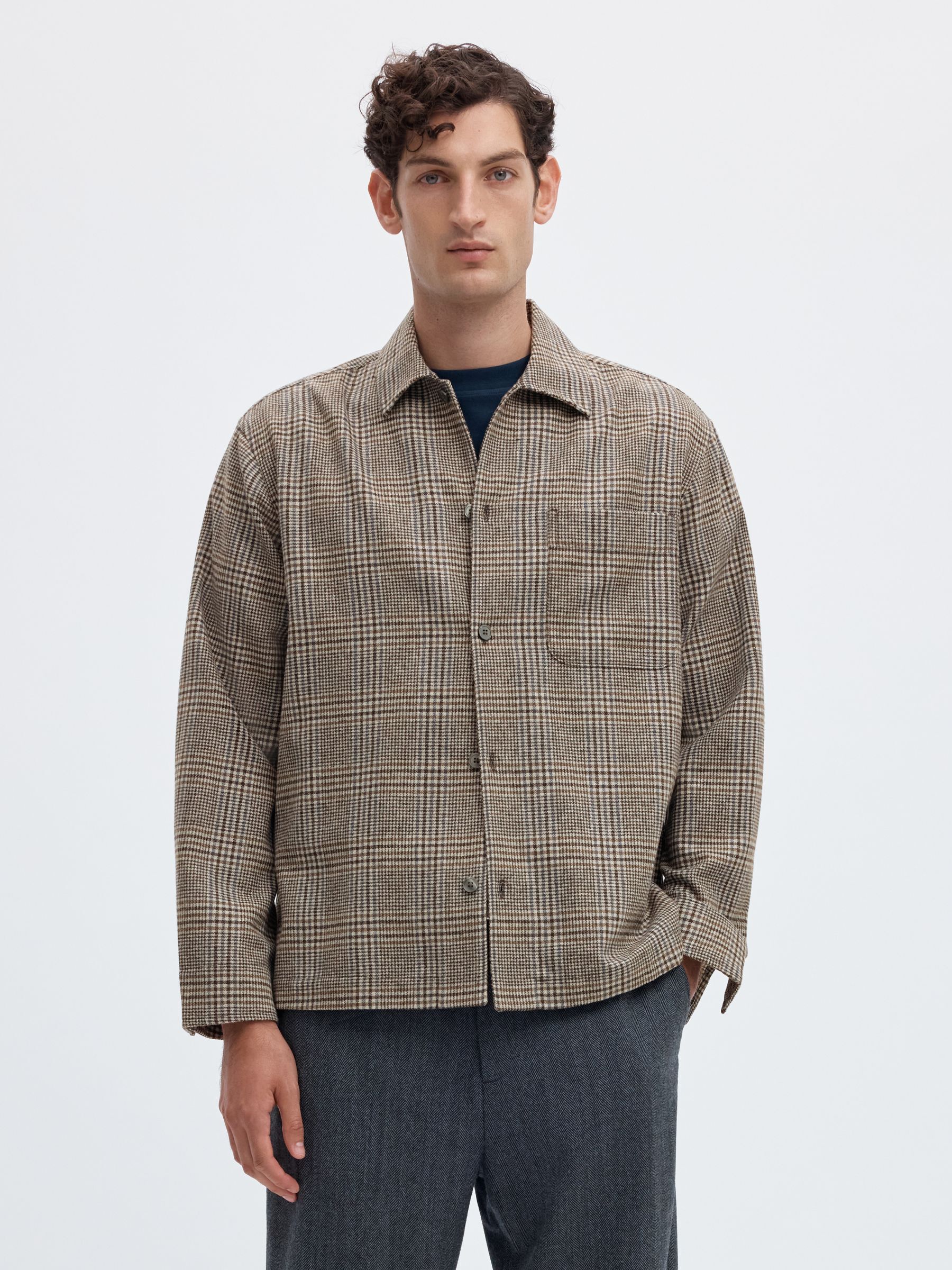 A CUADROS SOBRECAMISA