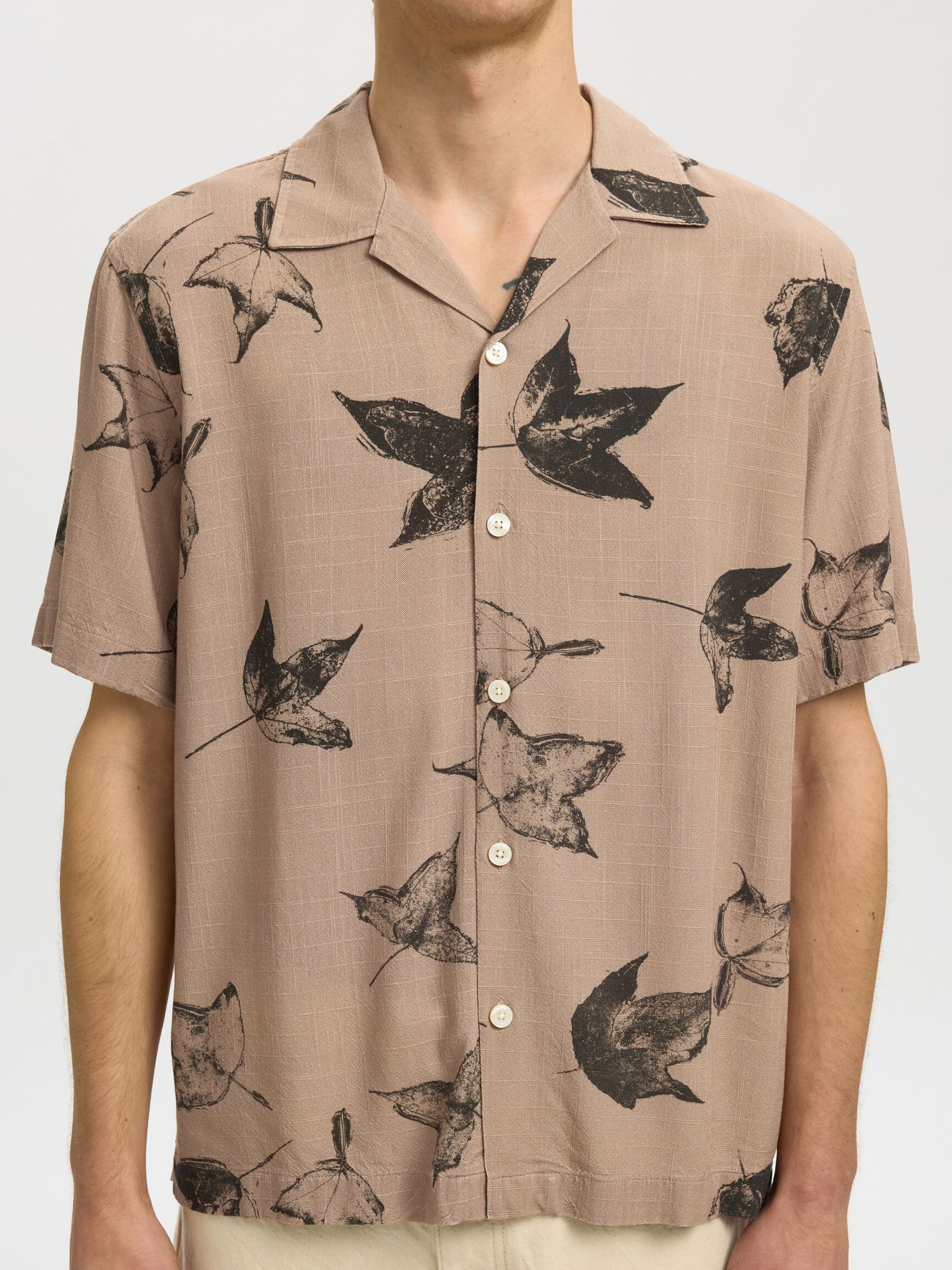 REGULAR FIT SHORT SLEEVED SHIRT