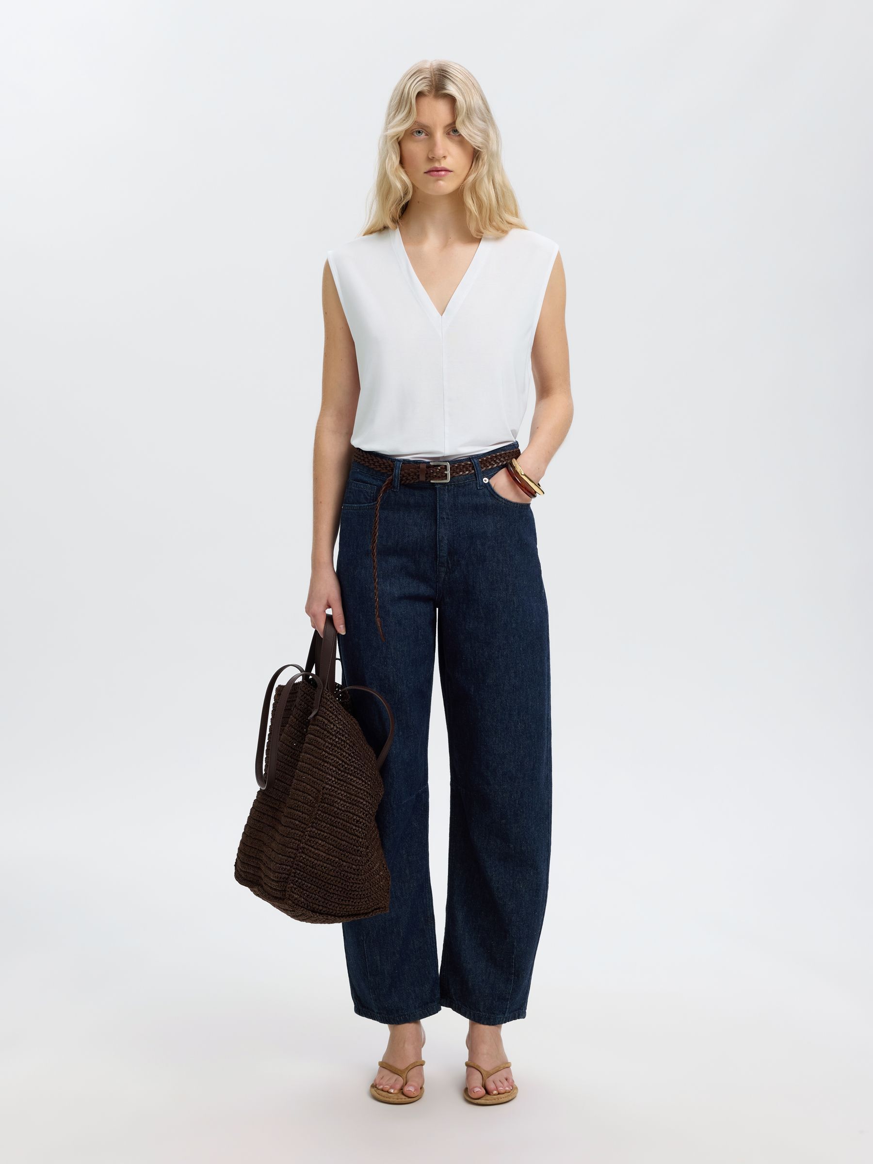SLEEVELESS V-NECK TOP